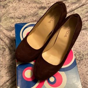 Soda Wedged brown heels